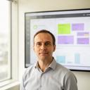 Data scientist davanti a dashboard industriali in un ufficio tecnico luminoso